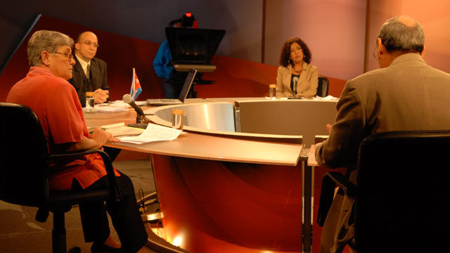 Marina Menéndez, Randy Alonso, Nidia Díaz y Renato Recio (de espaldas) durante la transmisión de la Mesa Redonda de este 24 de noviembre de 2009.