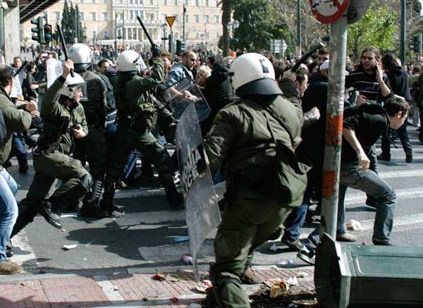 Aumenta la violencia contra los manifestantes en Grecia