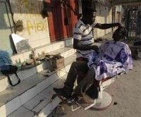 Los haitianos tratan de recuperar su vida cotidiana tras el devastador terremoto del 12 de enero. La imagen, en una calle de Puerto Príncipe. Foto Reuters