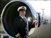 Foto del 12 de julio 2002 donde aparece John Travolta junto a uno de los motores de su jet personal después de llegar a Sydney, Australia. Foto: AP