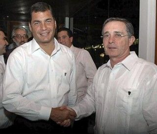 Los Presidentes Rafael Correa (d) de Ecuador y Alvaro Uribe (i) de Colombia. Foto de Archivo