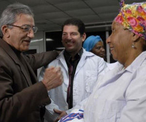  José Ramón Balaguer (I), miembro del Buró Político del Partido Comunista de Cuba y ministro de Salud, despidió a la brigada médica, que partió hacia Chile a prestar ayuda por el devastador terremoto que azoto a ese país, en el aeropuerto internacional "José Martí", en Ciudad de La Habana, el 02 de marzo de 2010. AIN FOTO/Omara GARCIA MEDEROS