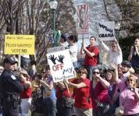 Ciudadanos de Estados Unidos que se oponen a los cambios en la legislación sanitaria se manifestaron ayer en Washington. Foto Reuters