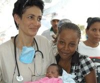 Medico cubana trae al mundo a una pequeña haitiana