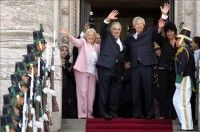 El presidente electo José Mujica (c), saluda junto a su esposa, la presidenta de la Asamblea Legislativa Lucía Topolansky (i), y el vicepresidente electo Danilo Astori (d), hoy, lunes 1 de marzo de 2010, desde la escalinata del Palacio Legislativo, en Montevideo (Uruguay), donde Mujica prometerá acatar la Constitución. EFE/Iván Franco