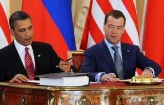 Barack Obama y Dimitri Medvedev. El presidente de Estados Unidos y su par de Rusia firman el "histórico" tratado de reducción de armas nucleares, en el Castillo de Praga. AFP