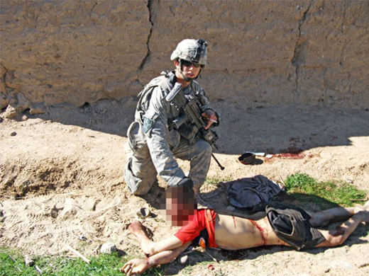 Soldado Yankee posando al lado de Afgano asesinado