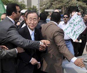 Ban Ki Moon huye de los manifestantes antiguerra en el Cairo, Egipto.  Foto EFE