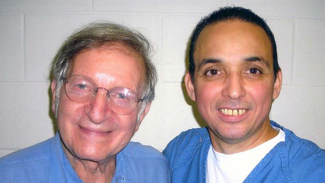 Leonard Weinglass fue el representante legal de Antonio Guerrero y líder del equipo legal que respalda la demanda de justicia para este último, en la foto junto a Tony en una de las visitas a la cárcel.