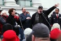 Michael Moore ante miles de personas durante una marcha realizada fuera del capitolio de Wisconsin. (AFP)