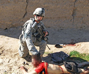 Soldado norteamericano toma fotografía con cadáver de afgano como trofeo.  Foto: Der Spiegel