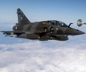 Un caza francés Mirage 2000 D se prepara para la incursión en Libia. Foto EFE