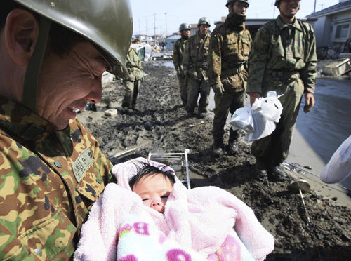 La bebé al ser rescatada. (Foto AP)