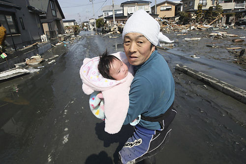 La bebé en brazos de su padre. (Foto AP)