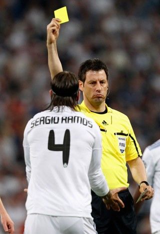 El árbitro muestra tarjeta amarilla a Sergio Ramos por entrada peligrosa. Foto Reuters