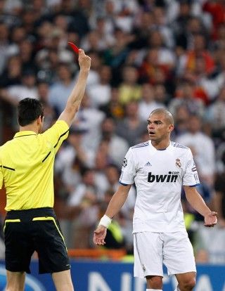 El árbitro saca tarjeta roja directa al defensa merengue Pepe. Foto Reuters