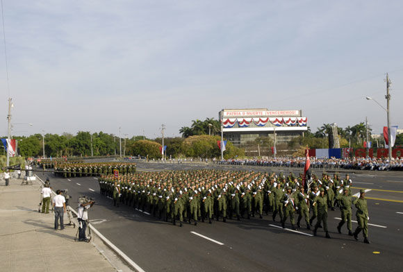 Desfile Militar y la Marcha Popular, en la Plaza de la Revolución de Cuba. Foto Roberto Suárez