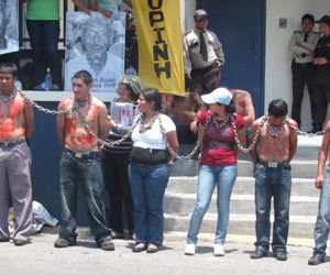 Indigenas se encadenan frente a oficina de la ONU y piden condena del régimen
