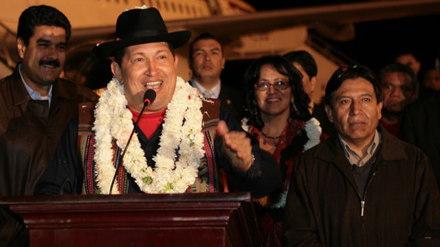 Hugo Chávez a su llegada a Cochabamba, Bolivia; a su lado los cancilleres de Bolivia David Choquehuanca (i) y de Venezuela Nicolás Maduro (d). Foto Blog de Hugo Chávez