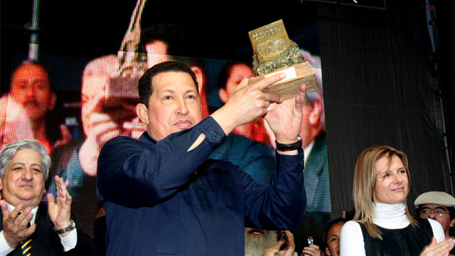 Chávez recibe el premio Rodolfo Walsh, otorgado en Argentina por la Universidad de La Plata. Foto blog de Hugo Chávez