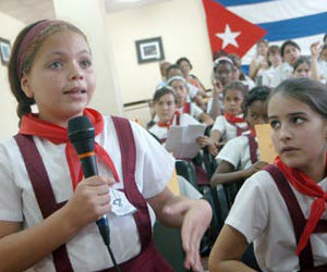 Pioneros cubanos en debates previos al Congreso. Foto TV Camaguey