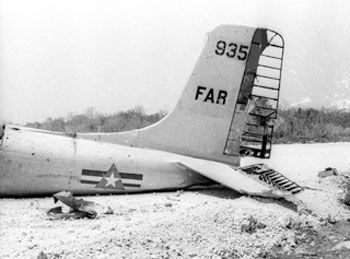 Avión mercenarios derribado por los efectivos cubanos.
