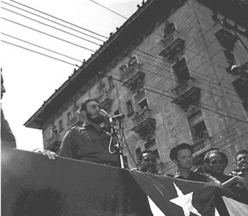 El Comandante Fidel Castro se dirige al pueblo el 16 de abril, acto en el que se declara el cáracter socialista de la Revoluciób cubana.