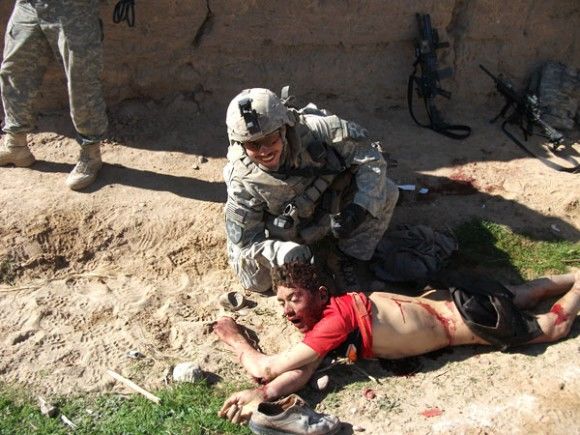Capitán del ejército norteamericano Jeremy Morlock posa sonriente mientras sostiene por el pelo la cabeza de un campesino afgano asesinado por el "Kill Team". Una de las fotos que publicó Der Spiegel