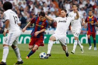 Messi se quita a cuatro defensa, en una sorprendente jugada personal, y anota el segundo gol para el Barcelona. Foto EFE