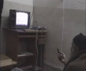  En esta imagen tomada de un video proveído por el Pentágono, un hombre que el gobierno estadounidense dice es Osama bin Laden es visto mientras mira televisión, en un video dado a conocer el sábado, 7 de mayo del 2011. (Foto AP/Department of Defense)