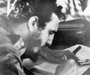 Fidel firma la 1ra ley revolucionaria, la ley de Reforma Agraria, el 17 de mayo de 1959