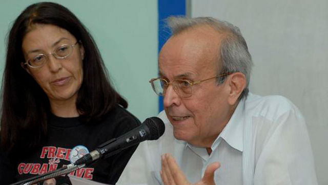 Intervención de Ricardo Alarcón de Quesada, miembro del Buró Político del Comité Central del Partido Comunista de Cuba (CC PCC), durante el panel acerca de la libertad de prensa en los Estados Unidos. AIN FOTO/Oriol de la Cruz 