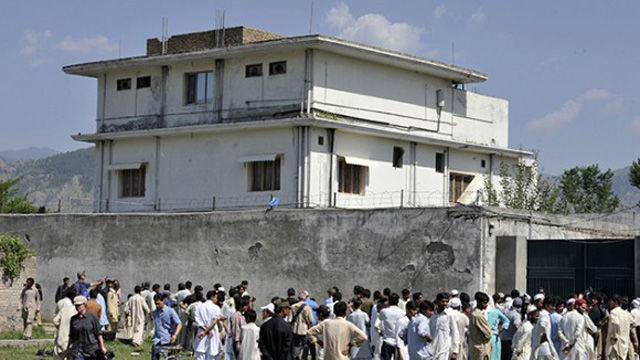 Residencia donde se supone estaba Bin Laden, al día siguiente del operativo rodeado de vecinos del lugar. Foto AFP