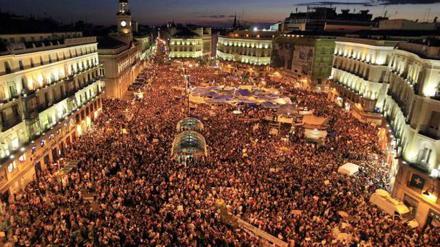 El movimiento 15-M, que toma su nombre de las manifestaciones que el domingo 15 de mayo sacó a la calle en más de 60 ciudades españolas impulsado por “Democracia real ya”. Puerta del Sol, Foto Paul Hanna/Reuters