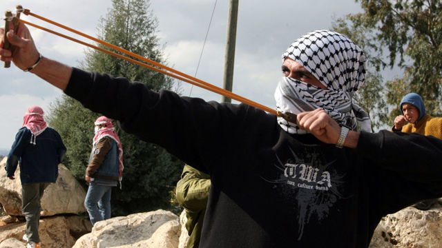 Un palestino utiliza un tirachinas contra las tropas israelíes. Foto  AFP