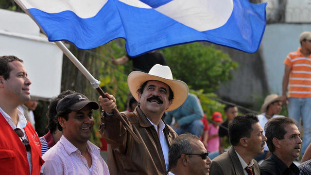 Arribo del expresidente  Manuel Zelaya a Honduras, luego de un obligado exilio tras su derrocamiento por un golpe militar, quien fue recibido por una gran manifestación popular.