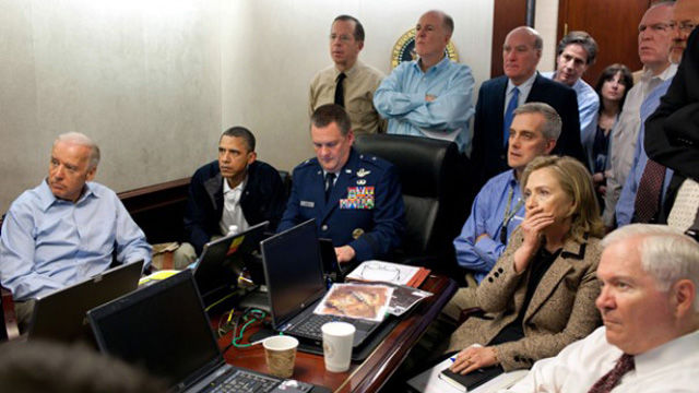 La plana mayor del Gobierno de los EEUU mirando en tiempo real  la operación contra Bin Laden en la Sala Situacional de la Casa Blanca, Foto AP/Casa Blanca