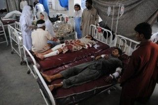 Personal del hospital atienden a las víctimas de las dos explosiones detonadas afuera de un centro de entrenamiento de fuerzas paramilitares en Peshawar, Pakistán. Foto AP