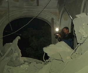Rolando Segura filma los desastres de los bombardeos en Tripoli. Foto teleSur