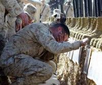 Soldado norteamericano llora por caídos