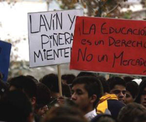 Universitarios exigen fin del endeudamiento de sus familiares por altos aranceles educativos. Foto La Tercera