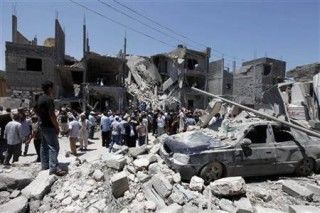 Libios frente a un edificio que fue destruido por ataques aéreos de la coalición, según el Gobierno de Libia, en Trípoli. Foto Reuters