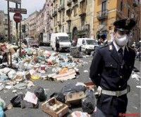 Basura en las calles de Nápoles, Italia
