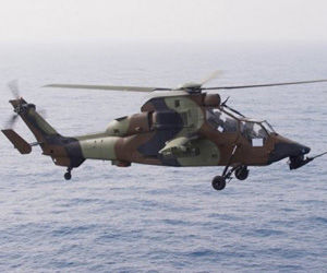 Un helicóptero de ataque Tigre, que opera desde el portahelicópteros francés "Tonnerre", vuela cerca de la costa Libia el 3 de junio de 2011. Foto: AFP