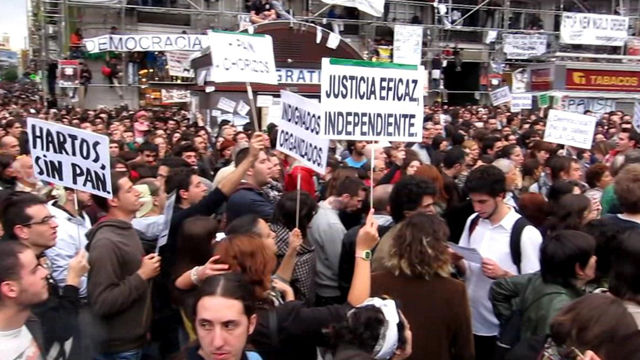 Democracia Real ya! reclama la juventud española desde la Plaza Cataluña de Barcelona, la Puerta del Sol de Madrid o la francesa Plaza de la Bastilla, hecho que se multiplica en otras doscientas ciudades europeas.