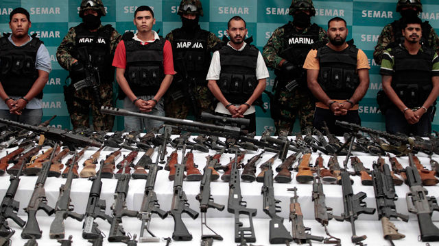 La operación Rápido y Furioso, permitió el trasiego ilegal a México de más de dos mil rifles de asalto y 50 rifles estilo francotirador, además de miles de municiones entre 2009 y 2010.