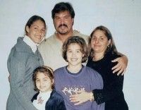 Ramón Labañino junto a su familia en una visita a la cárcel