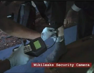 Assange lleva en su cuerpo un aparato electrónico que registra cualquier movimiento suyo por la casa. Foto RT