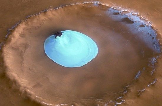 En esta imagen, captada por la sonda Mars Express de la ESA, se muestra un lago gigante de agua helada dentro de un cráter de meteorito sin nombre en el planeta rojo.