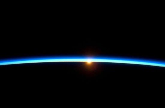 La delgada línea azul. Imagen de la atmósfera terrestre en un atardecer desde la Estación espacial Internacional.Foto: NASA